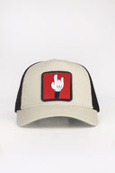 parmak logolu bej siyah trucker sapka