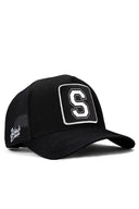 s harf logolu siyah trucker sapka